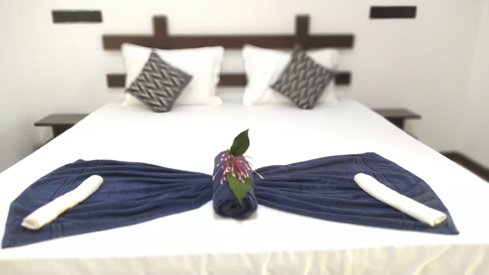 Deluxe Room, 1 King Bed | Desk, soundproofing, free WiFi