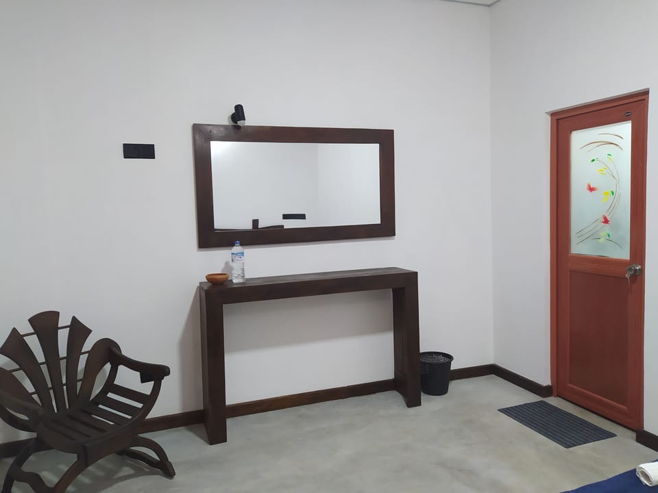 Desk, soundproofing, free WiFi