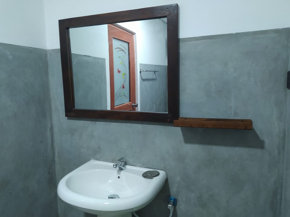 Deluxe Room, 1 King Bed | Bathroom | Free toiletries, hair dryer