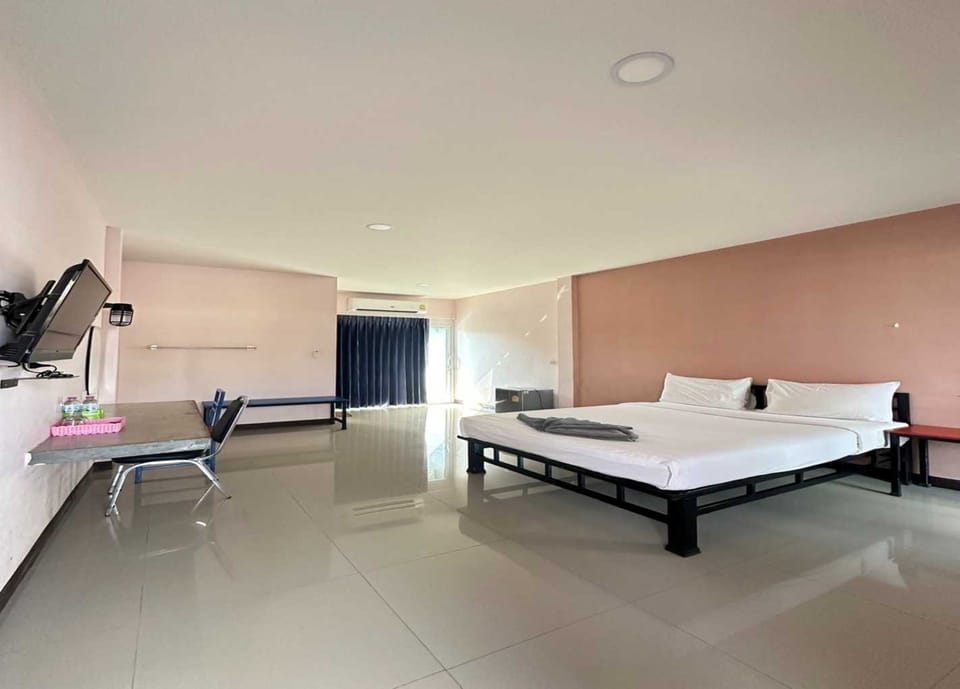 Standard Double Room | Desk, free WiFi, bed sheets