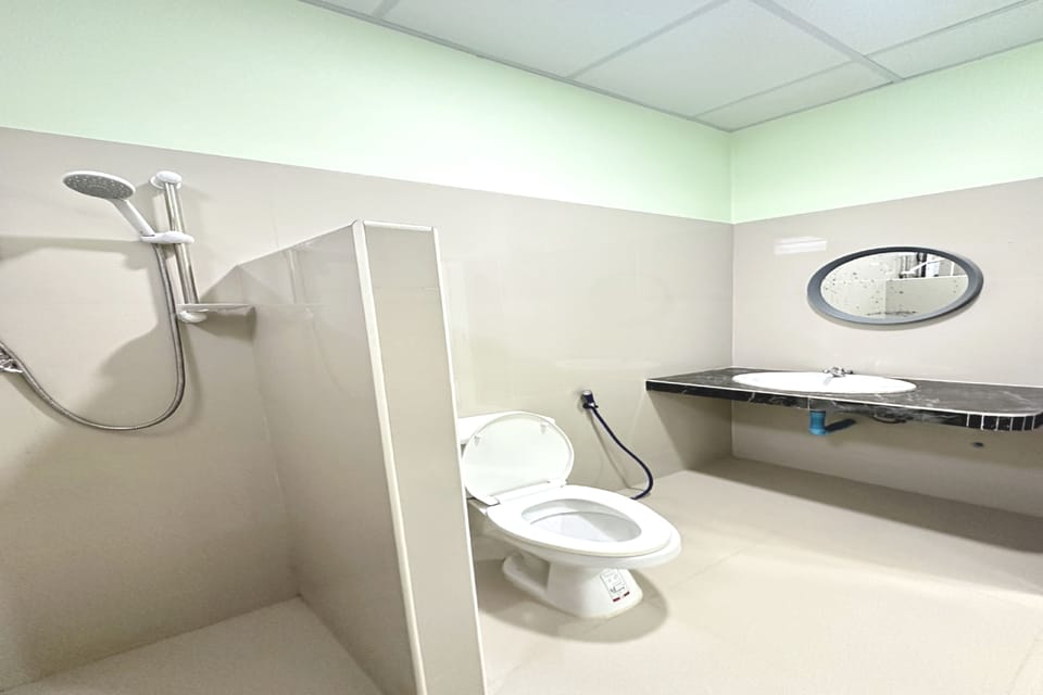 Standard Double Room | Bathroom | Shower, towels