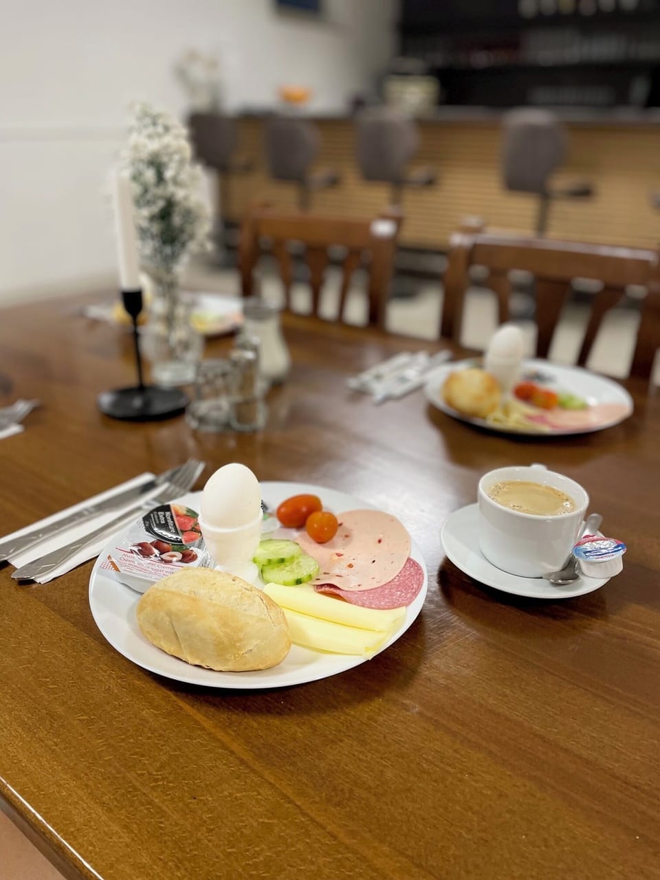 Buffet breakfast for a fee on weekdays