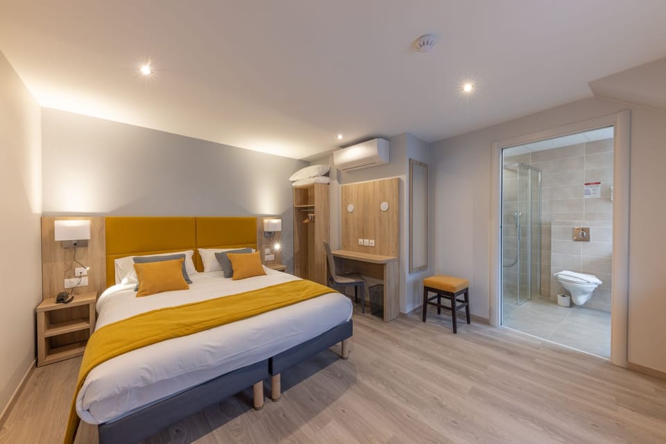 In-room safe, individually furnished, desk, laptop workspace