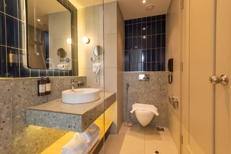 Club Double Room | Bathroom | Free toiletries, hair dryer, slippers, towels