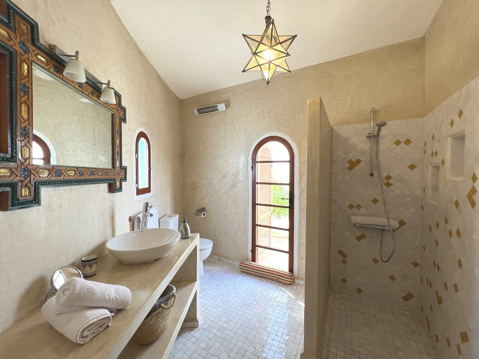 Hortensia (Chambre Confort Double avec lits jumeaux) | Bathroom | Shower, rainfall showerhead, hair dryer, towels