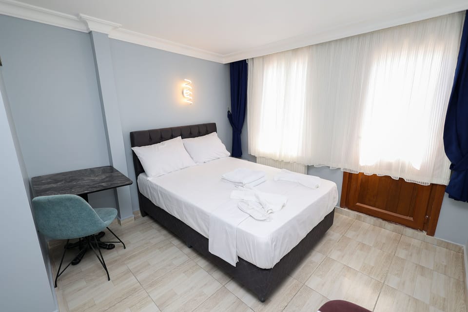 Deluxe Apartment, 1 Bedroom | 7 bedrooms, desk, soundproofing, iron/ironing board
