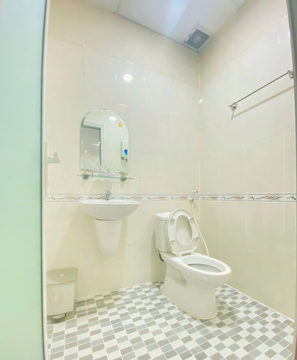 Basic Double Room Single Use | Bathroom | Free toiletries, hair dryer, slippers