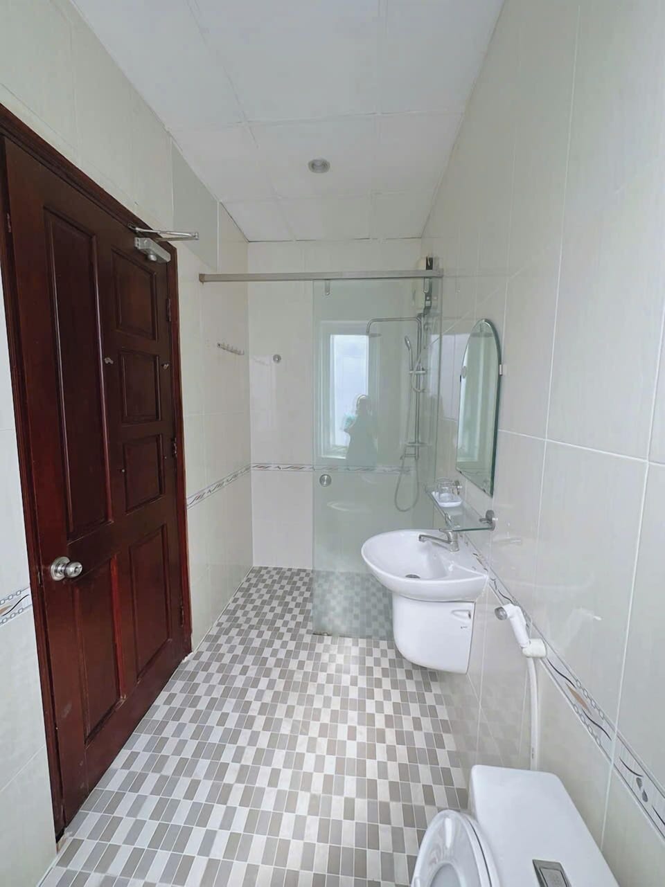 Business Double Room | Bathroom | Free toiletries, hair dryer, slippers