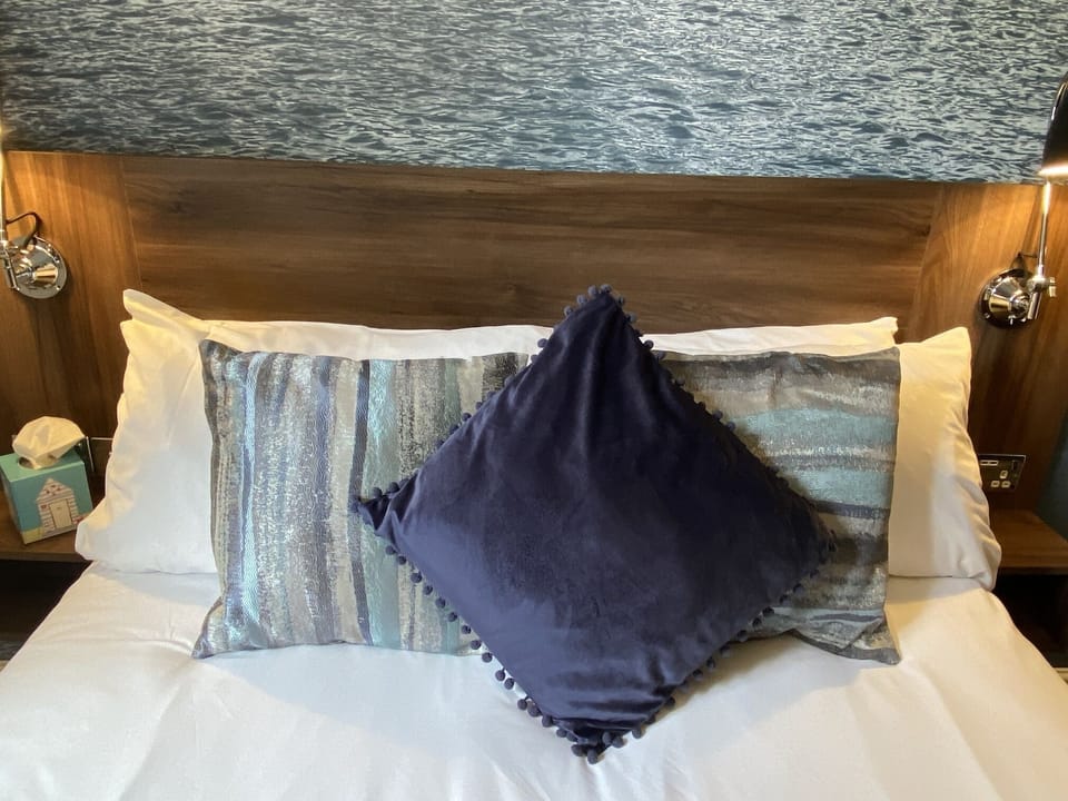 Standard Double Room, Ensuite | Desk, iron/ironing board, free WiFi