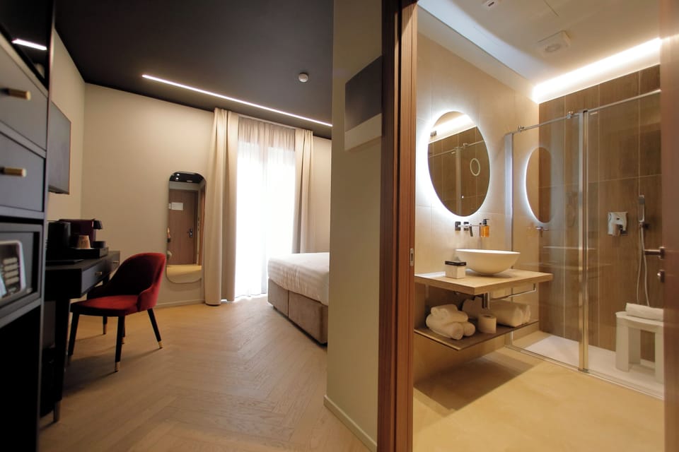 Economy Room | Minibar, in-room safe, desk, soundproofing