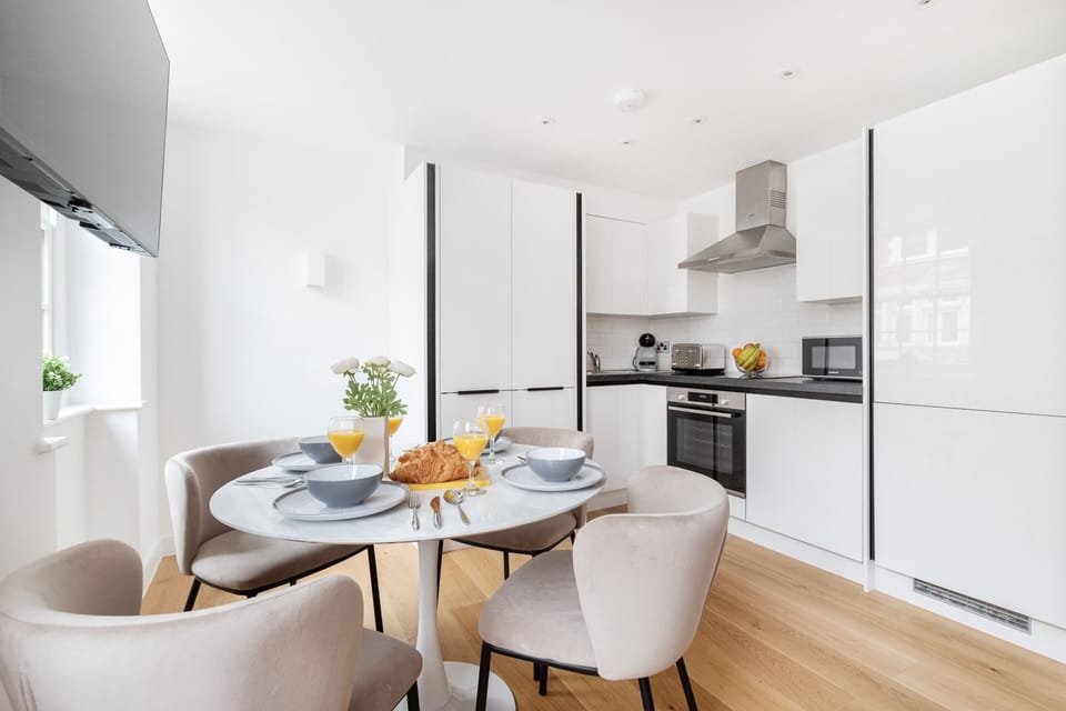 City Apartment | Private kitchen | Full-size fridge, microwave, oven, stovetop