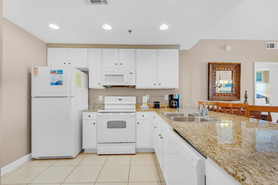 Condo, Multiple Beds (Splash 207E) | Private kitchen | Oven, toaster