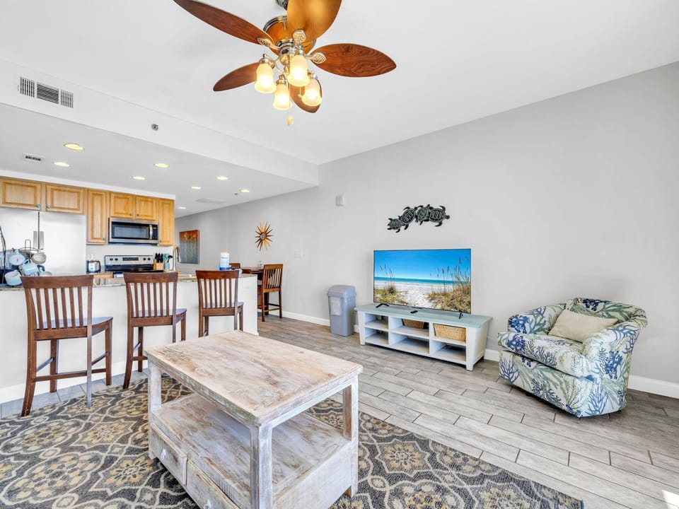 Condo, 1 King Bed with Sofa bed (Splash 1505E) | Living area | TV