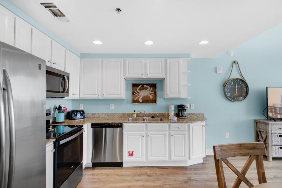 Condo, 1 King Bed with Sofa bed (Splash 1102E) | Private kitchen | Oven, toaster
