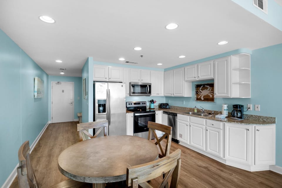 Condo, 1 King Bed with Sofa bed (Splash 1102E) | Private kitchen | Oven, toaster