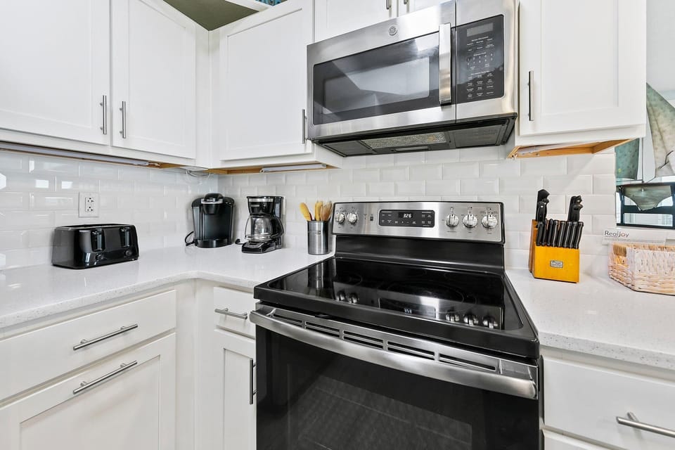 Condo, Multiple Beds (Calypso 3-1612) | Private kitchen | Oven, toaster