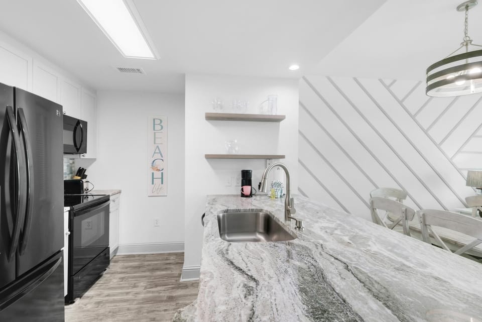 Condo, Multiple Beds (Aqua Resort 1705) | Private kitchen | Oven, toaster