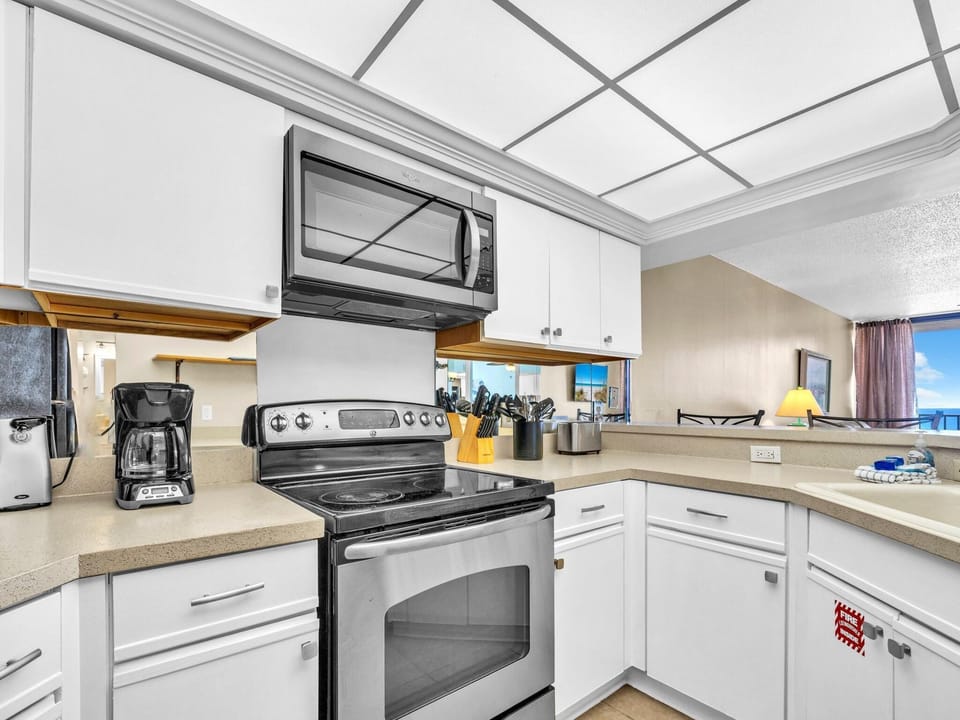 Condo, Multiple Beds (Summerhouse 1009B) | Private kitchen | Oven, toaster