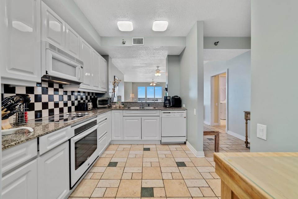 Condo, Multiple Beds (Beach Colony Tower 12B) | Private kitchen | Oven, toaster, paper towels