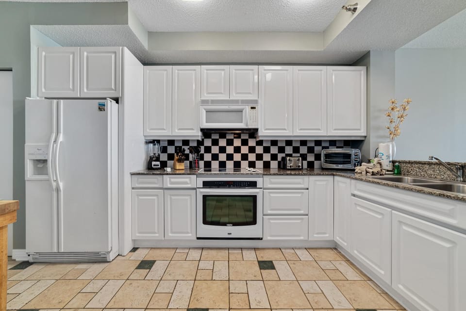 Condo, Multiple Beds (Beach Colony Tower 12B) | Private kitchen | Oven, toaster, paper towels