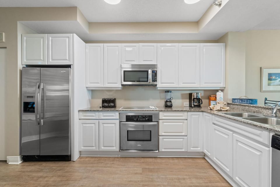 Condo, Multiple Beds (Beach Colony Tower 5B) | Private kitchen | Oven, toaster, paper towels