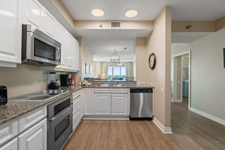Condo, Multiple Beds (Beach Colony Tower 5B) | Private kitchen | Oven, toaster, paper towels