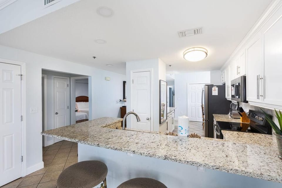 Condo, Multiple Beds (Palacio 201) | Private kitchen | Oven, toaster, paper towels