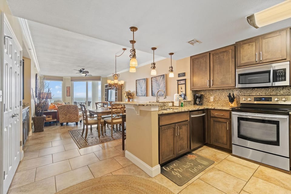 Condo, Multiple Beds (Palacio 302) | Private kitchen | Oven, toaster, paper towels