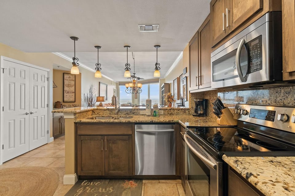 Condo, Multiple Beds (Palacio 302) | Private kitchen | Oven, toaster, paper towels