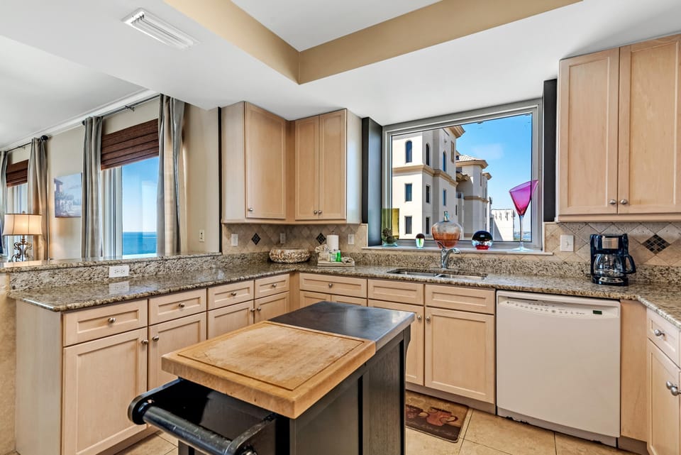 Condo, Multiple Beds (Indigo East 1906) | Private kitchen | Toaster, paper towels