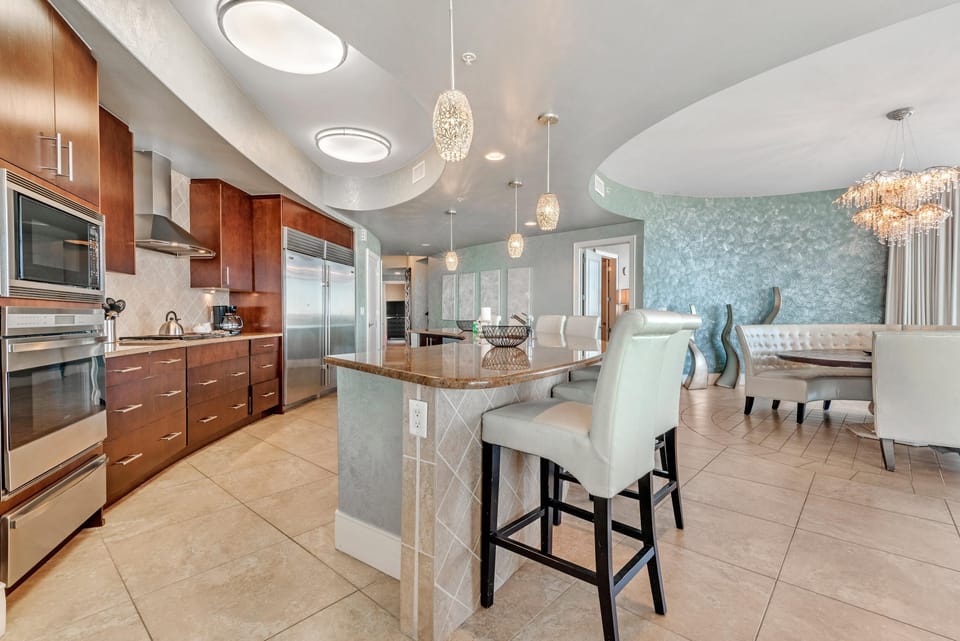 Condo, Multiple Beds (Turquoise C601) | Private kitchen | Oven, toaster, paper towels