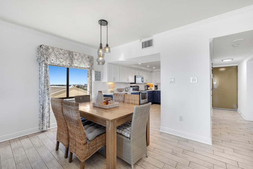 Condo, 1 King Bed with Sofa bed (Shipwatch A504) | Dining