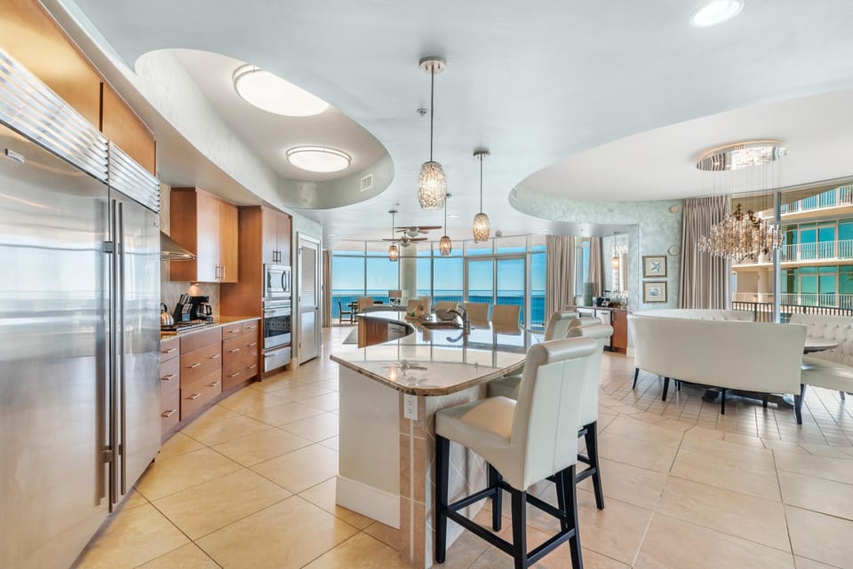 Condo, Multiple Beds (Turquoise C1009) | Private kitchen | Oven, toaster, paper towels