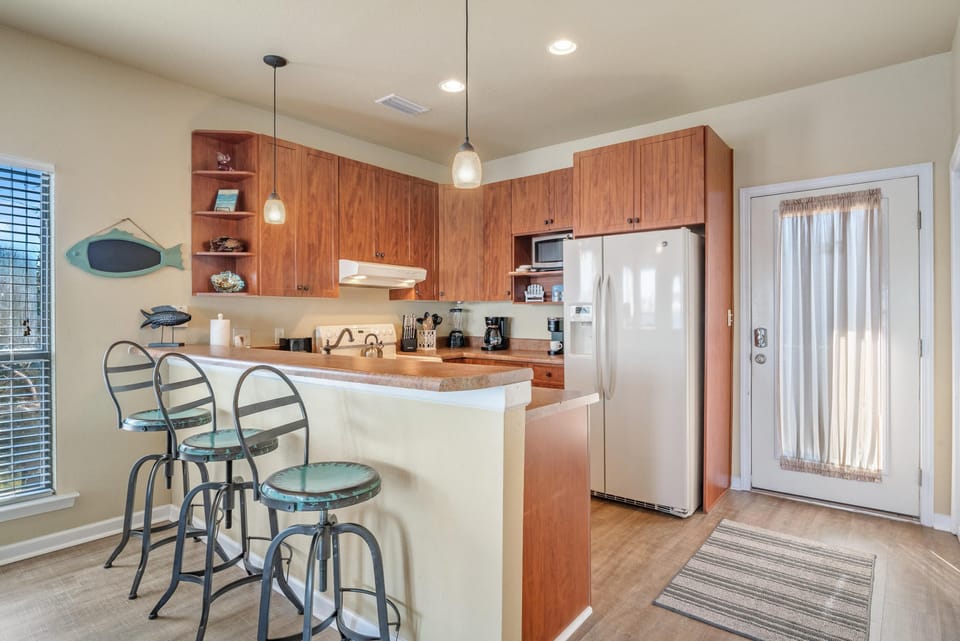 Condo, Multiple Beds (Molokai Villas Riverside 7A) | Private kitchen | Oven, toaster, paper towels