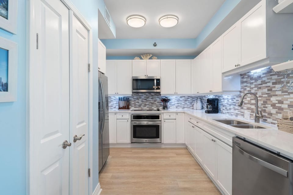 Condo, Multiple Beds (Beach Colony Tower 2C) | Private kitchen | Oven, toaster, paper towels