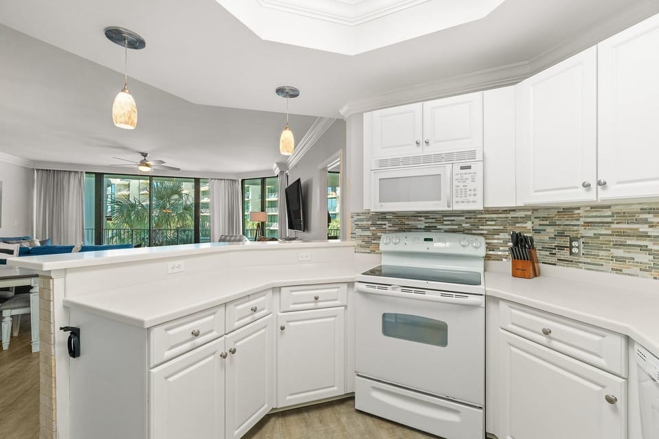 Condo, Multiple Beds (Phoenix on the Bay 1228) | Private kitchen | Oven, toaster, paper towels