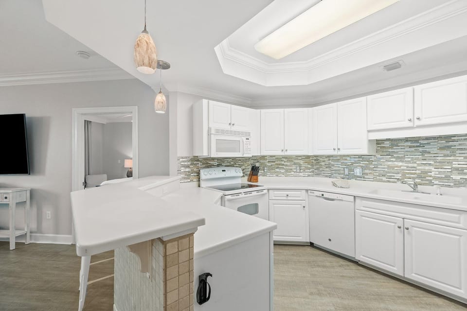 Condo, Multiple Beds (Phoenix on the Bay 1228) | Private kitchen | Oven, toaster, paper towels