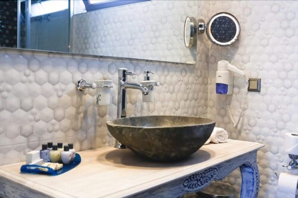 Bathroom sink