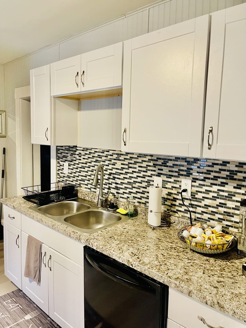 Full-size fridge, microwave, oven, dishwasher