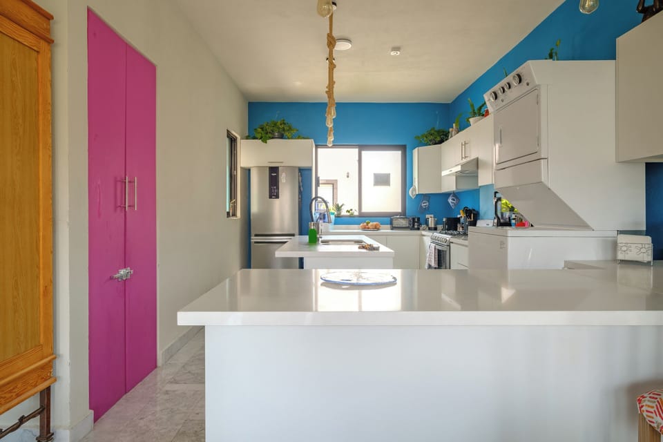 Full-size fridge, microwave, oven, stovetop