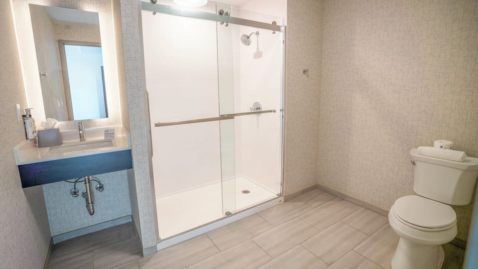 Standard Room, 1 Queen Bed (NYC Skyline View) | Bathroom | Free toiletries, hair dryer, towels, soap