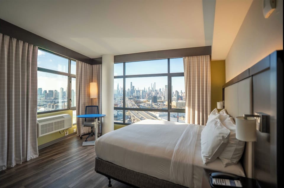 Standard Room, 1 King Bed (NYC Skyline View) | In-room safe, desk, blackout drapes, soundproofing