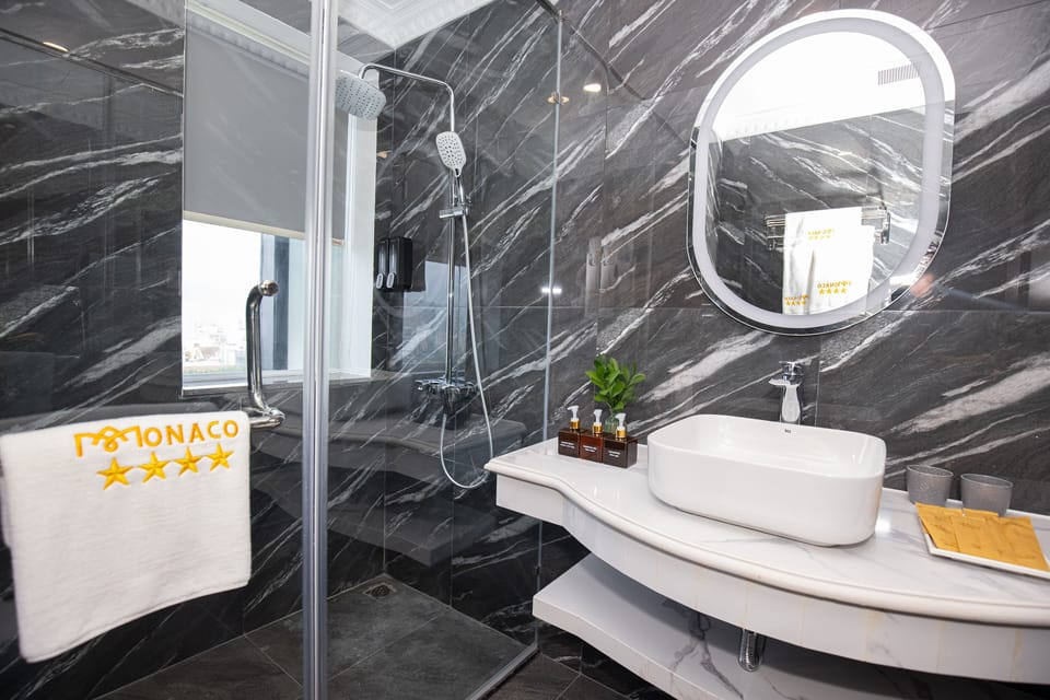 Shower, rainfall showerhead, free toiletries, hair dryer