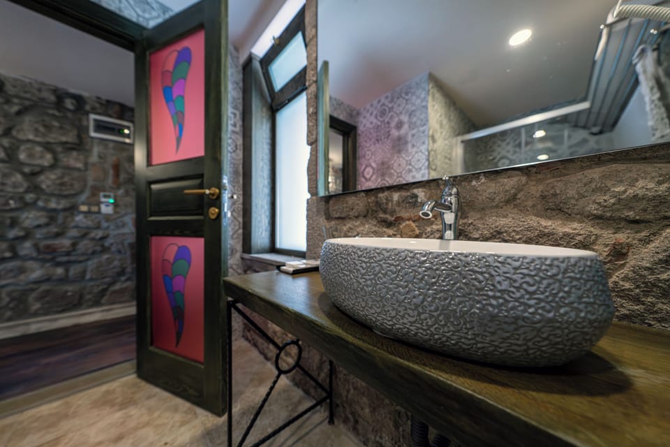Deluxe Room | Minibar, in-room safe, free WiFi, bed sheets