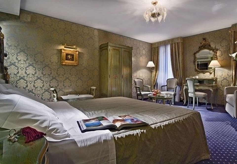 Minibar, in-room safe, desk, free WiFi