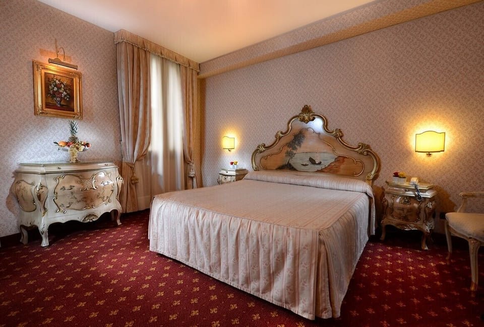 Triple Room | Minibar, in-room safe, desk, free WiFi