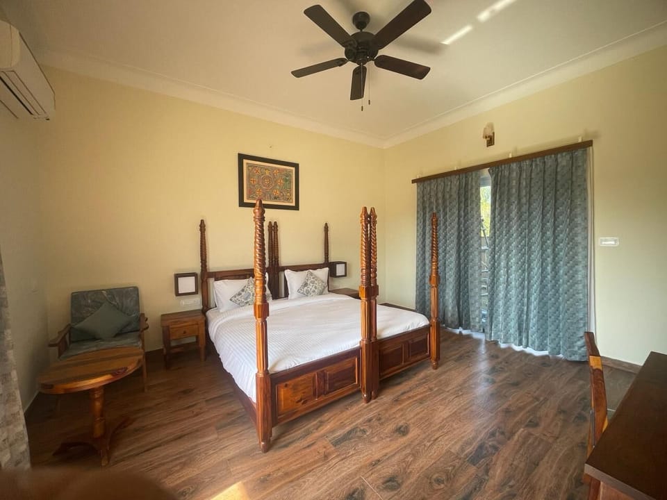 1 bedroom, desk