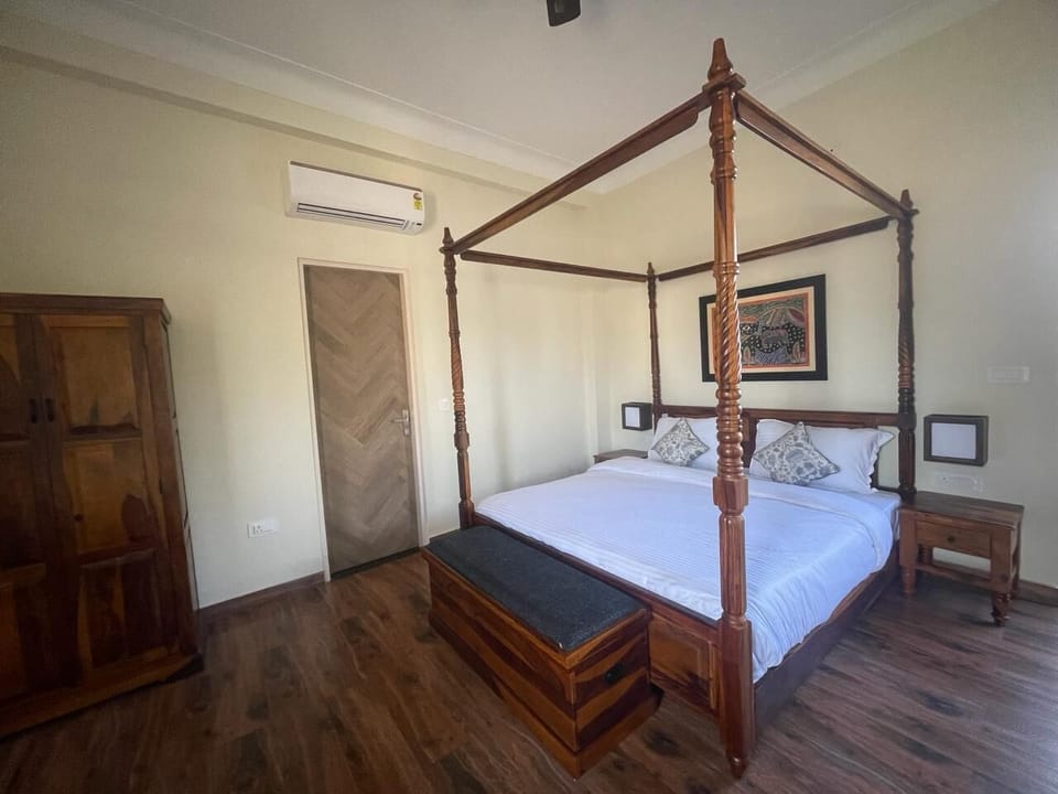 1 bedroom, desk