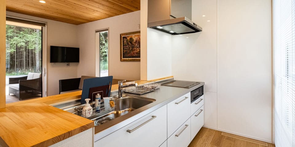 [Large] Maisonette with open-air bath, No pets allowed | Private kitchen | Full-size fridge, microwave, stovetop, toaster