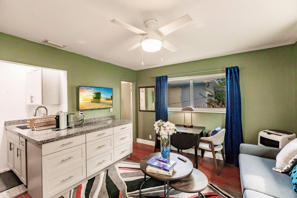 House | 1 bedroom, desk